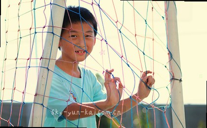 一个小女孩在地铁上盯着手机屏幕滑动
